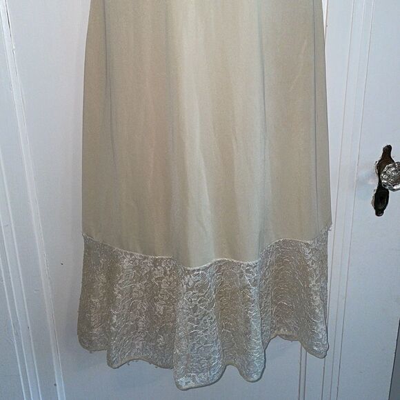 Vtg 50s/60s Charmode cream colored full slip with lace details - Picture 3 of 13
